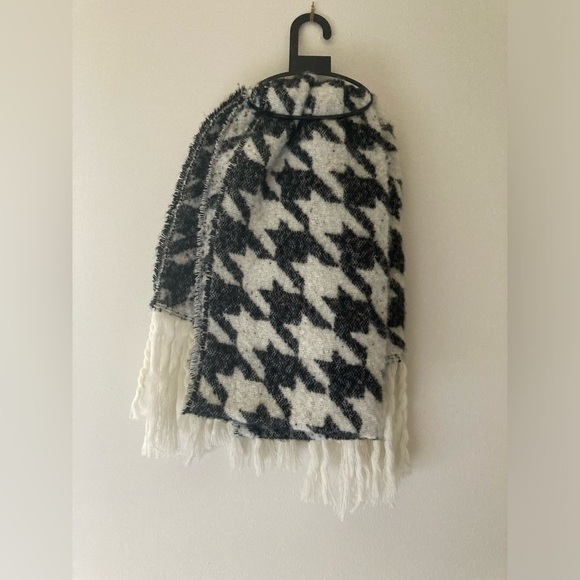 New DKNY Women's Oversized Houndstooth Fringes Scarf Black & Cream Blanket Wrap - Picture 2 of 9